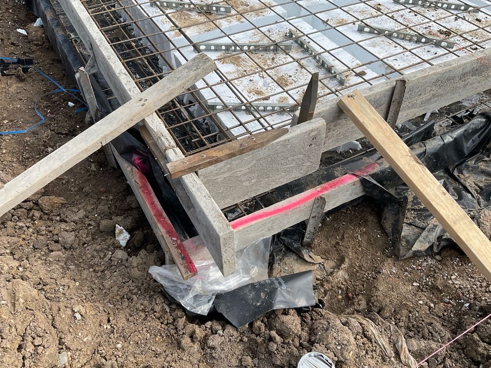 Officer slab checks: cover, chairs and a barrier that reaches the ground